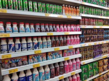 Kuala Lumpur, Malezya -12 Temmuz 2019: Süt ürünleri süpermarketlerin içinde rafta sergileniyor. Müşterinin seçmesi kolay için marka ve türe göre sıralanmış. 