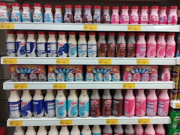 クアラルンプール マレーシア 2019年7月12日 スーパーマーケット内のラックに乳製品を表示 顧客が選択しやすいブランドとタイプで並べ替え — ストック写真