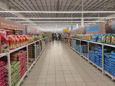 Kuala Lumpur, Malezya -2 Eylül 2018: Plastik ambalajdaki pirinç, satışa sunulan süpermarketin rafına yığılmış. Türü ve fiyatının çeşitliliği