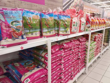 Kuala Lumpur, Malezya -2 Eylül 2018: Plastik ambalajdaki pirinç, satışa sunulan süpermarketin rafına yığılmış. Türü ve fiyatının çeşitliliği
