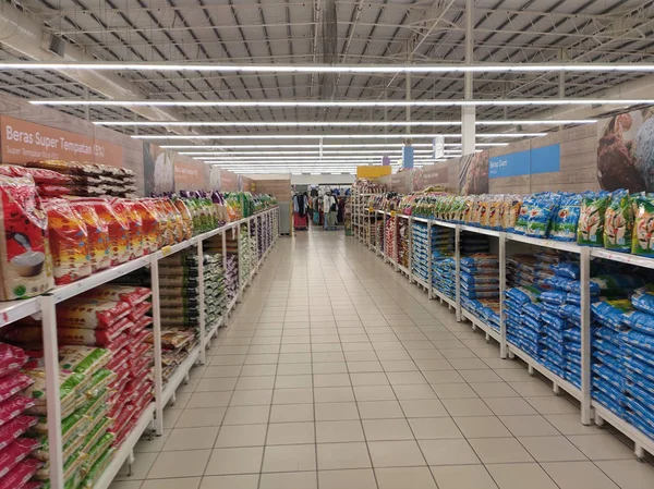 马来西亚吉隆坡 2018年9月2日 塑料包装中的大米堆放在超市内的货架上出售 种类和价格 — 图库照片