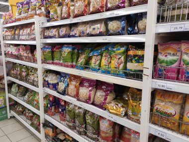 Kuala Lumpur, Malezya -2 Eylül 2018: Plastik ambalajdaki pirinç, satışa sunulan süpermarketin rafına yığılmış. Türü ve fiyatının çeşitliliği