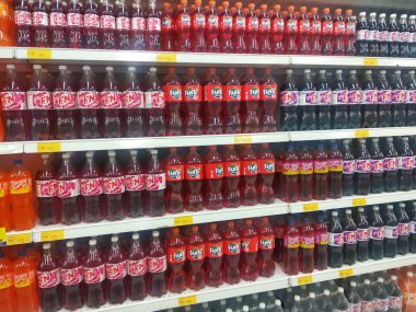 Kuala Lumpur, Malezya -14 Temmuz 2019: Alkolsüz içecekler veya gazlı içecekler, satışa sunulan büyük süpermarketin içinde rafa dizilmiş ve yığılmış. Müşterinin bulmasını kolaylaştırmak için markaya göre sıralanmış. 