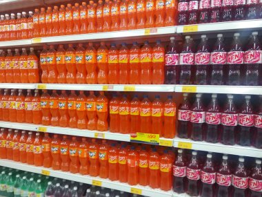 Kuala Lumpur, Malezya -14 Temmuz 2019: Alkolsüz içecekler veya gazlı içecekler, satışa sunulan büyük süpermarketin içinde rafa dizilmiş ve yığılmış. Müşterinin bulmasını kolaylaştırmak için markaya göre sıralanmış. 