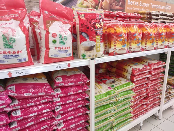 말레이시아 쿠알라룸푸르 2018년 플라스틱 포장에 슈퍼마켓 내부의 판매됩니다 종류와 가격의 — 스톡 사진