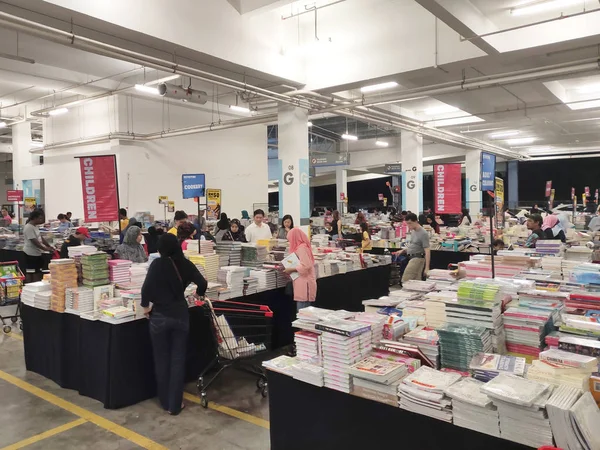 Kuala Lumpur Malaysia Julho 2019 Livros Cima Mesa Para Venda — Fotografia de Stock