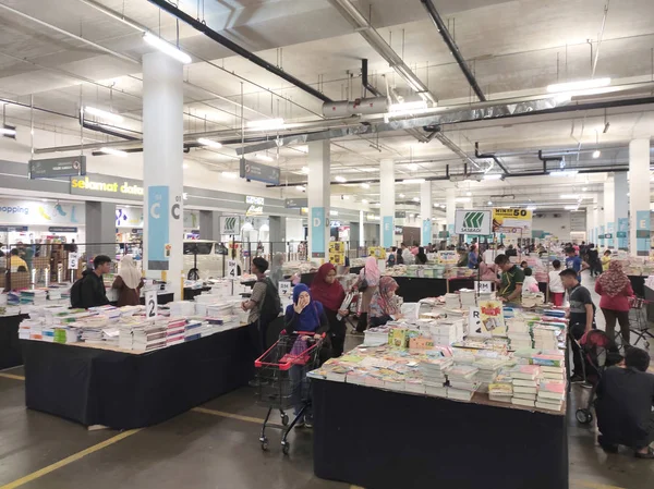 马来西亚吉隆坡 2019年7月7日 在巨大的仓库里出售的书籍 所有书籍均按标题和流派进行分组和隔离 以方便客户 — 图库照片