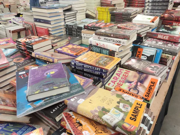 马来西亚吉隆坡 2019年7月7日 在巨大的仓库里出售的书籍 所有书籍均按标题和流派进行分组和隔离 以方便客户 — 图库照片