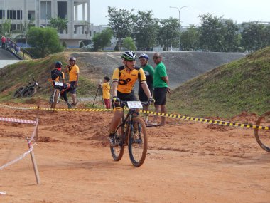 Kuala Lumpur, Malezya -10 Aralık 2017: Dağ bisikleti sürücüsü birbirleriyle yarışıyor ve engebeli araziden geçmeye çalışıyor. 