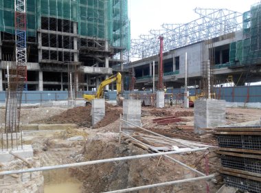 Kuala Lumpur, Malezya -30 Eylül 2016: İnşaat işçileri şantiyede çelik betonarme kolonu imal etti. Kereste ve metali kalıp olarak kullanıyorlar.. 