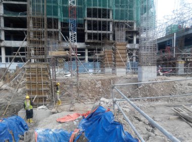 Kuala Lumpur, Malezya -30 Eylül 2016: İnşaat işçileri şantiyede çelik betonarme kolonu imal etti. Kereste ve metali kalıp olarak kullanıyorlar.. 
