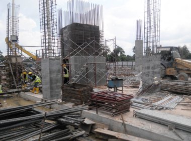 Kuala Lumpur, Malezya -30 Eylül 2016: İnşaat işçileri şantiyede çelik betonarme kolonu imal etti. Kereste ve metali kalıp olarak kullanıyorlar.. 