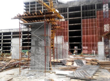 Kuala Lumpur, Malezya -30 Eylül 2016: İnşaat işçileri şantiyede çelik betonarme kolonu imal etti. Kereste ve metali kalıp olarak kullanıyorlar.. 