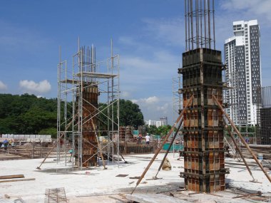 Kuala Lumpur, Malezya -30 Eylül 2016: İnşaat işçileri şantiyede çelik betonarme kolonu imal etti. Kereste ve metali kalıp olarak kullanıyorlar.. 