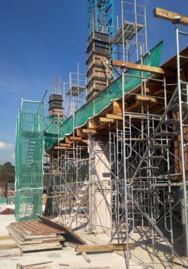 Kuala Lumpur, Malezya -30 Eylül 2016: İnşaat işçileri şantiyede çelik betonarme kolonu imal etti. Kereste ve metali kalıp olarak kullanıyorlar.. 