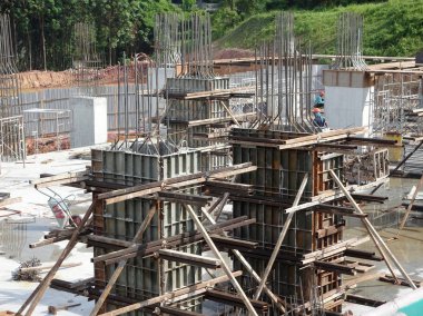 Kuala Lumpur, Malezya -30 Eylül 2016: İnşaat işçileri şantiyede çelik betonarme kolonu imal etti. Kereste ve metali kalıp olarak kullanıyorlar.. 