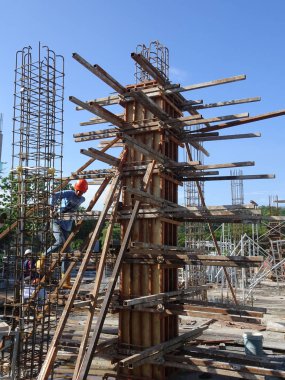 Kuala Lumpur, Malezya -30 Eylül 2016: İnşaat işçileri şantiyede çelik betonarme kolonu imal etti. Kereste ve metali kalıp olarak kullanıyorlar.. 