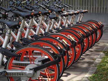 Kuala Lumpur, Malezya -28 Aralık 2017: Üst üste park edilmiş kamu için kiralık bisiklet. Renk ve belirtim benzer. 