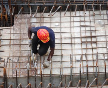 Kuala Lumpur, Malezya -26 Ağustos 2017: İnşaat sahasında çelik takviye bar ımal eden inşaat işçileri. 