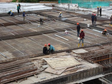 Kuala Lumpur, Malezya -26 Ağustos 2017: İnşaat sahasında çelik takviye bar ımal eden inşaat işçileri. 