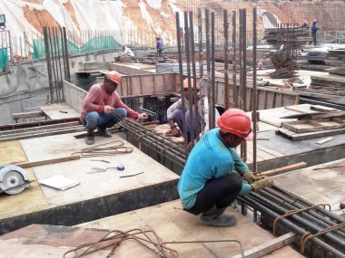 Kuala Lumpur, Malezya -26 Ağustos 2017: İnşaat sahasında çelik takviye bar ımal eden inşaat işçileri. 