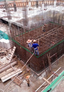 Kuala Lumpur, Malezya -26 Ağustos 2017: İnşaat sahasında çelik takviye bar ımal eden inşaat işçileri. 