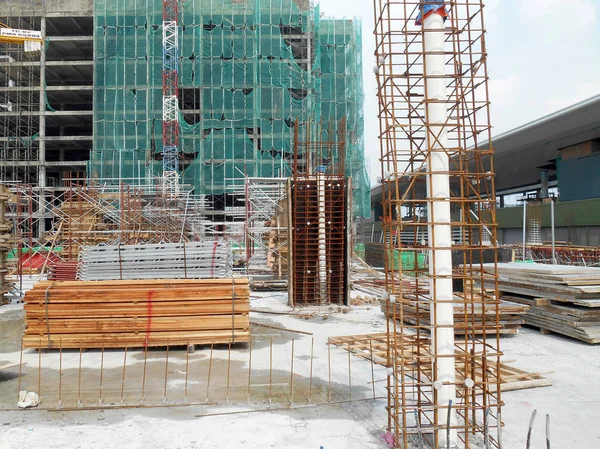 クアラルンプール マレーシア 2016年9月30日 建設労働者は建設現場で鉄筋コンクリート柱を製造しました 彼らは木材と金属を型枠として使っている — ストック写真