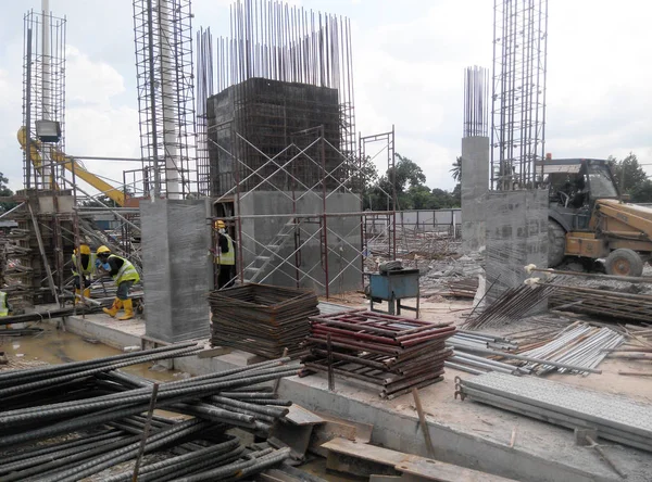 马来西亚吉隆坡 2016年9月30日 建筑工人在施工现场制造钢筋混凝土柱 他们用木材和金属作为成形材料 — 图库照片