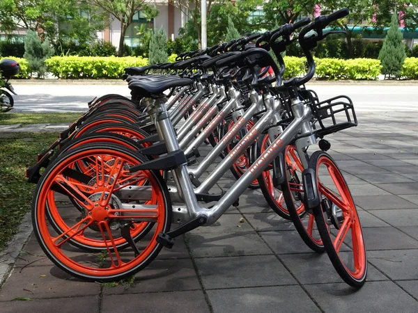 クアラルンプール マレーシア 2017年12月28日 一般用レンタル自転車が連続して駐車 色と仕様で同様 — ストック写真