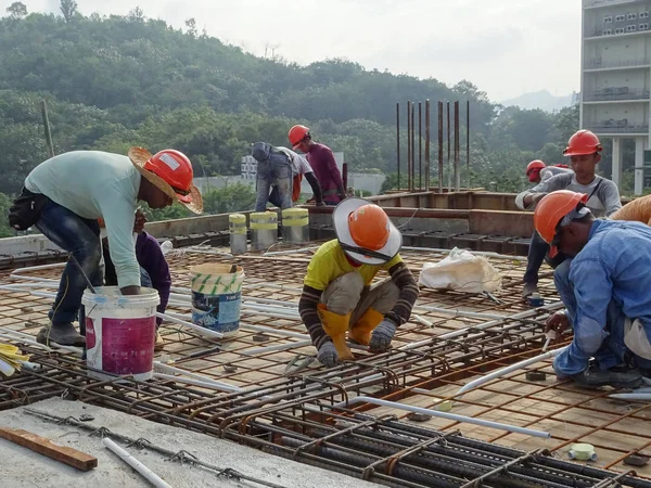 Kuala Lumpur Malasia Agosto 2017 Trabajadores Construcción Instalan Conductos Eléctricos — Foto de Stock
