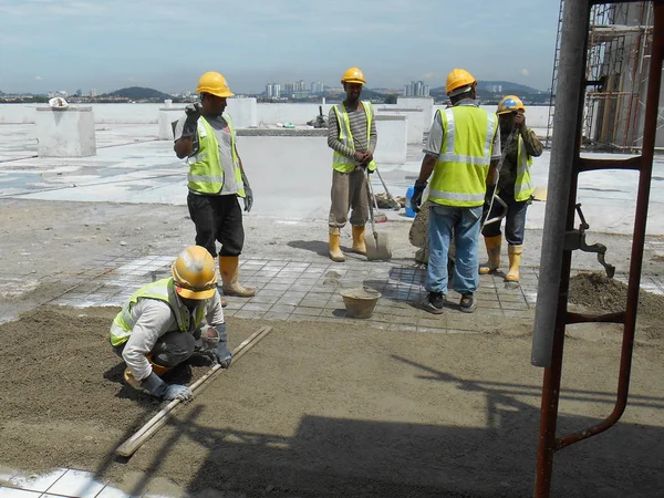 Kuala Lumpur Malezya Eylül 2017 Nşaat Işçileri Islak Beton Doldu — Stok fotoğraf