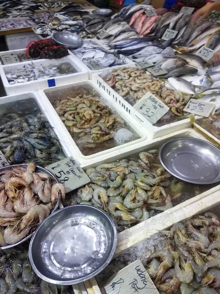 クアラルンプール マレーシア 2019年7月14日 魚市場の魚の様々な種類が販売のために表示されます 魚種と価格でラベル付け — ストック写真