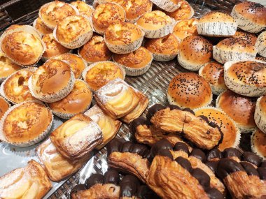 Çeşitli ekmek çeşitleri satışa sunulmaktadır. Müşterilerine varyasyonsağlamak için çeşitli tasarımlar da yapılmıştır.