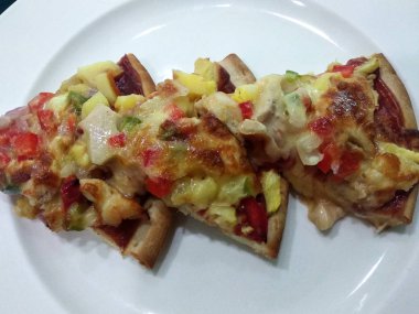 Kuala Lumpur, Malezya -18 Temmuz 2019: Beyaz tabakta servis edilen 3 dilimli sıcak pizza. Peynir ve geleneksel malzeme açısından zengin. 