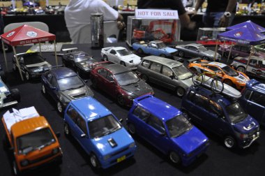 Kuala Lumpur, Malezya -26 Kasım 2017: Aynı ölçekte çeşitli minyatür otomobil modeli koleksiyonları. Bazıları piyasadan modası geçmiş ve modeller koleksiyoncuların talepleri haline.
