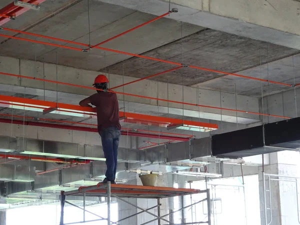 马来西亚吉隆坡 2017年5月26日 建筑工人在施工现场安装电缆托盘和进行布线工程 — 图库照片