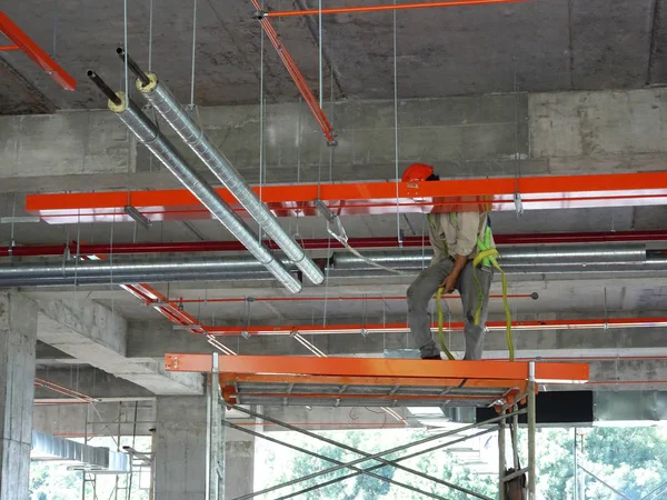 Kuala Lumpur Malaysia Maio 2017 Trabalhadores Construção Civil Instalando Bandeja — Fotografia de Stock