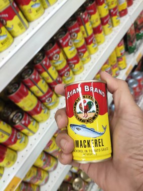 Kuala Lumpur, Malezya -07 Temmuz 2019: Bir kanda sardalya balığı. Bu gıda işlenmiş ve ömrünü uzatmak için can depolanmıştır. Satılık rafta görüntülenir. 