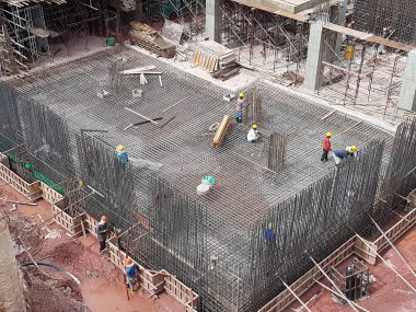 Kuala Lumpur, Malezya -25 Mayıs 2017: Açık kesim yöntemi kullanılarak yapım aşamasında alt yapı ve üst yapı inşa. Bu geleneksel yöntem kullanılarak temel aşamasından sonra başlıyor