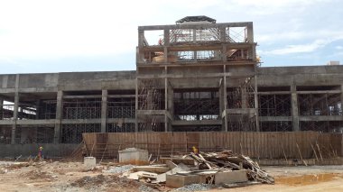 Kuala Lumpur, Malezya -18 Temmuz 2018: İnşaat alanında kereste fabrikası kuran ve imal eden inşaat işçileri. Kereste ve kontrplaktan yapılmış kalıplar. 