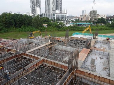 Kuala Lumpur, Malezya -18 Temmuz 2018: İnşaat alanında kereste fabrikası kuran ve imal eden inşaat işçileri. Kereste ve kontrplaktan yapılmış kalıplar. 