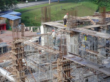 Kuala Lumpur, Malezya -18 Temmuz 2018: İnşaat alanında kereste fabrikası kuran ve imal eden inşaat işçileri. Kereste ve kontrplaktan yapılmış kalıplar. 