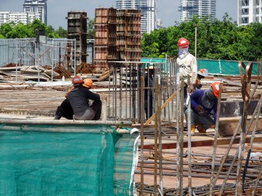 Kuala Lumpur, Malezya -18 Temmuz 2018: İnşaat alanında kereste fabrikası kuran ve imal eden inşaat işçileri. Kereste ve kontrplaktan yapılmış kalıplar. 