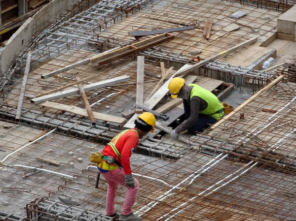 马来西亚吉隆坡 2018年7月18日 建筑工人在施工现场安装和制造木材形式工程 由木材和胶合板制成的成型制品 — 图库照片