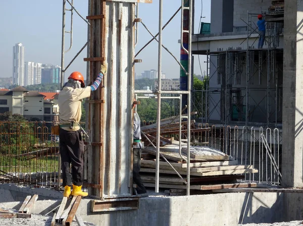 Kuala Lumpur Malaisie Juillet 2018 Travailleurs Construction Installant Fabriquant Des — Photo