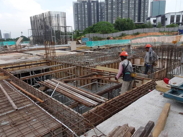 Kuala Lumpur Malaysia Juli 2018 Bauarbeiter Montieren Und Fertigen Holzformwerke — Stockfoto