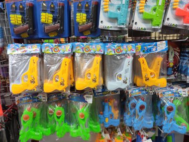 Kuala Lumpur, Malezya -12 Temmuz 2019: Çocuk oyuncakları asılır ve müşterilere sergilenir. İyi tasarım ambalajı. Türüne göre sıralanır ve bir fiyatla etiketlenir.