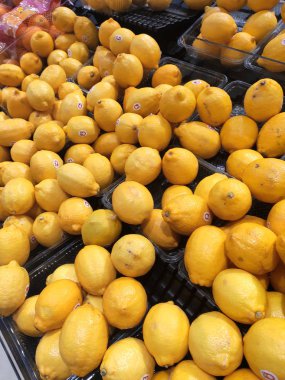Kuala Lumpur, Malezya -23 Temmuz 2019: Süpermarketlerde satılık rafta limon meyvesi. Müşteri için görüntülenir