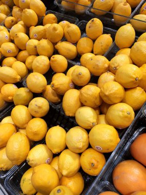 Kuala Lumpur, Malezya -23 Temmuz 2019: Süpermarketlerde satılık rafta limon meyvesi. Müşteri için görüntülenir