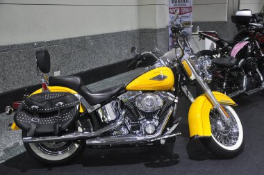 Kuala Lumpur, Malezya -16 Aralık 2017: Harley Davidson'ın çeşitli modeli, sahipleri Kuala Lumpur, Malezya'da toplanırken açık alana park etmek. 